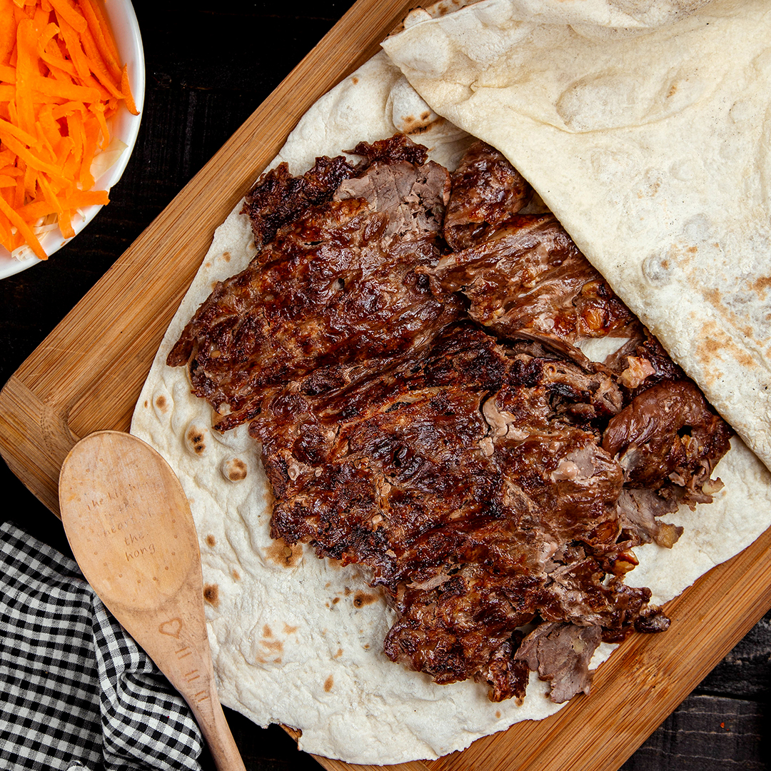 2_0004_meat-doner-with-lavash-wooden-board